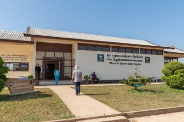 Phonsovan, Laos-29 Ocak 2019: Laos 'taki Phonsovan 'da kavanoz vistor merkezi 'nin Ovası. Thong Hai Hin.