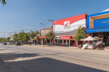 Phonsovan, Laos-28 Ocak 2019: ticari ve perakende alanında ana cadde.