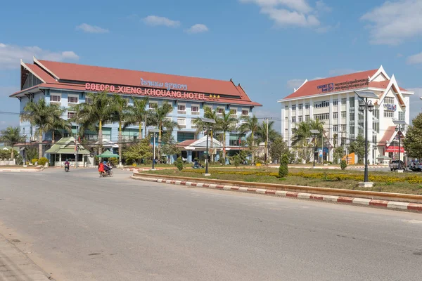 Phonsovan, Laos-28 Ocak 2019: ticari ve perakende alanında ana cadde.