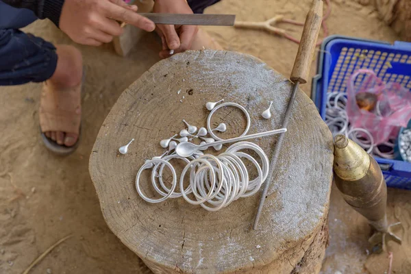 Donna Laos Che Produce Posate Gioielli Usando Rottami Alluminio Recuperati — Foto Stock