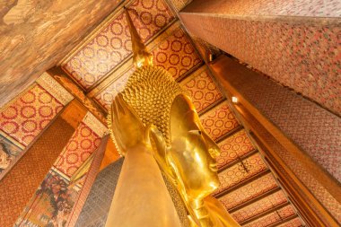 Bangkok 'ta Wat Pho tapınak kompleksinde yatan Buddha. 46 metre uzunluğunda ve altın yaprak kaplı olan Buddha.