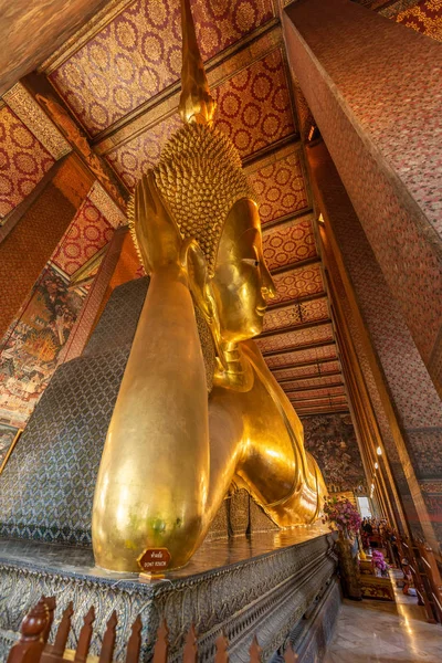 在曼谷卧佛寺建筑群的卧佛 宽46米 被金箔覆盖的佛像 — 图库照片