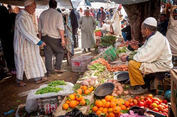 摩洛哥 2010年3月19日 摩洛哥马拉喀什附近一个小村庄市场不明身份的人 — 图库照片