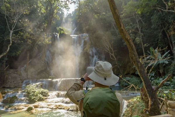 Een Onbekende Man Prachtige Kuang Waterval Buurt Van Luang Prabang — Stockfoto