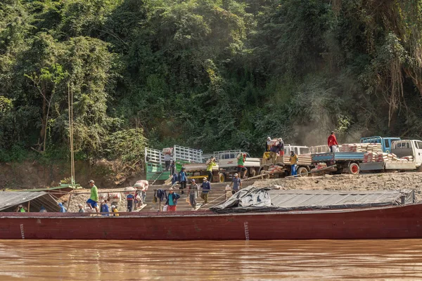 Luang Prabang Laosz Január 2019 Építőmunkások Egy Híd Mekong Folyó — Stock Fotó