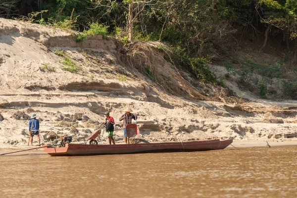 Luang Prabang Laosz Január 2019 Építőmunkások Egy Híd Mekong Folyó — Stock Fotó