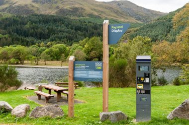Callander, İskoçya Ağustos 24, 2014: İskoçya Callander yakınlarındaki Loch Lubnaig Loch Lomond ve Trossachs Milli Parkı sitesinde Park işaretleri.