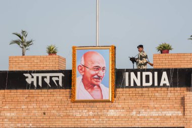 Wagah, Hindistan - 26 Kasım 2015: Hindistan-Pakistan sınırında Wagah, Amritsar, Pencap, Hindistan, Asya'da tören bayrağı indiren hintli bir muhafız.