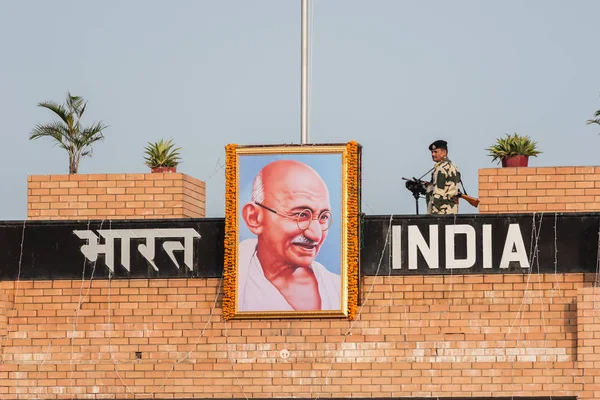 Wagah Inde Novembre 2015 Une Garde Indienne Drapeau Cérémonial Descendant — Photo