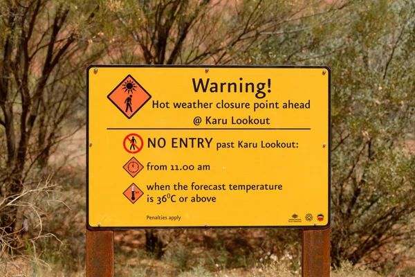 澳大利亚艾里斯岩乌鲁附近的高温天气警告标志 — 图库照片