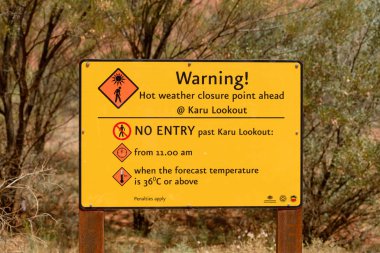 Northern Territory, Avustralya - 22 Ekim: Avustralya'da Uluru, Ayres Rock'a yakın bir sıcak hava uyarı işareti.