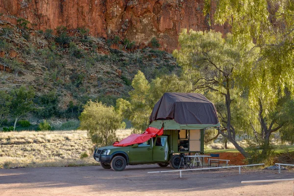 Een Camper Van Vierwielaandrijving Geparkeerd Buurt Van Eucalyptusbomen Groeien Landelijke — Stockfoto