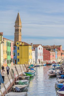 Burano, İtalya - 25 Kasım 2017: Burano, Venedik, İtalya'da yaslanmış çan kulesi ve güzel renkli evler.