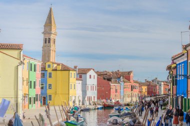 Burano, İtalya - 25 Kasım 2017: Burano, Venedik, İtalya'da yaslanmış çan kulesi ve güzel renkli evler.