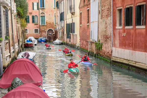 Venice Itália Outubro 2017 City Kayak Tour Dentro Canais Estreitos — Fotografia de Stock