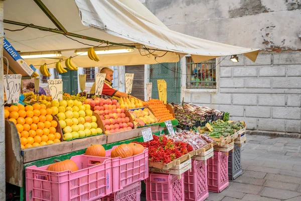Venedig Italien Oktober 2017 Typisk Frukt Och Grönsaksmarknad Stall Venedig — Stockfoto