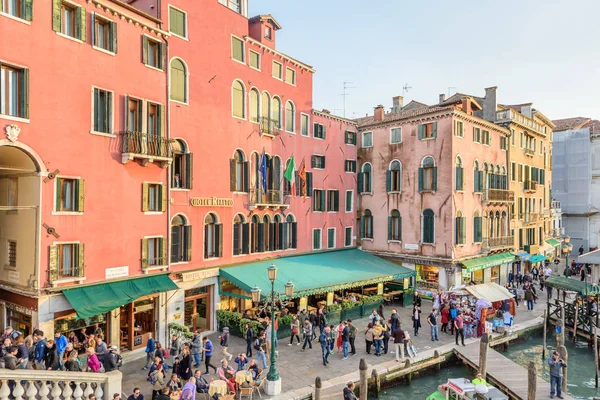 Venice Italy October 2017 Crowds Tourists Famous Rialto Hotel Venice — Stock Photo, Image