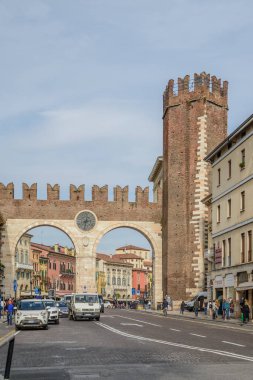 Verona, İtalya - 26 Ekim 2017: Portoni della Bra, tarihi şehir Verona'nın ortaçağdan kalma girişlerinden biri, Kuzey İtalya.