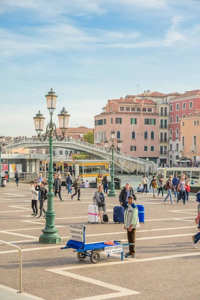 Venice Itália Outubro 2017 Porteiro Esperando Por Clientes Fora Estação — Fotografia de Stock