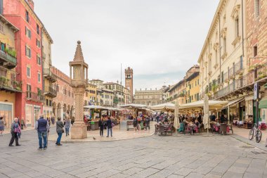 Verona, İtalya - 26 Ekim 2017: Piazza Erbe, İtalya'nın Verona kentinin kalbinde.