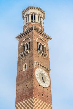 Ortaçağ kenti Verona'nın orta çağ şehrindeki Erbe meydanında Lamberti kulesi.