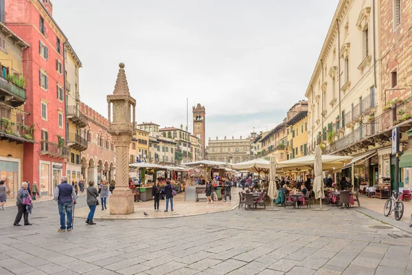 Verona Itália Outubro 2017 Piazza Erbe Coração Cidade Medieval Verona — Fotografia de Stock