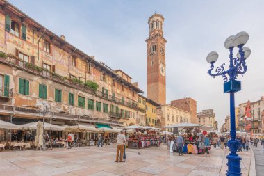 Verona, İtalya - 26 Ekim 2017: Piazza Erbe, İtalya'nın Verona kentinin kalbinde.