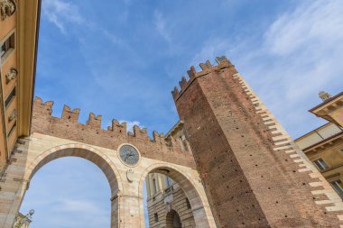 Verona, İtalya - 26 Ekim 2017: Portoni della Bra, tarihi şehir Verona'nın ortaçağdan kalma girişlerinden biri, Kuzey İtalya.