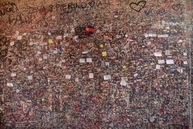 Verona, İtalya - 26 Ekim 2017: Shakespeare'in Juliet Casa di Giulietta'sının Romeo ve Juliet'ten kurgusal evi. Ziyaretçiler avluda aşk notları ile grafiti ile bir duvar kapağı.
