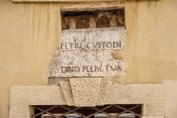 Verona Bir Kapının Üzerindeki Bir Taşın Üzerinde Latince Metin — Stok fotoğraf