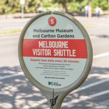 Melbourne, Avustralya - 3 Kasım 2016: Melbourne şehir merkezindeki Melbourne Ziyaretçi Shuttwl otobüs servisi için bir işaret.