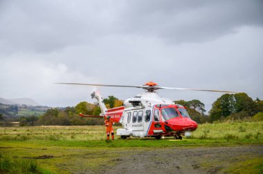 KILLIN, SCOTLAND - 18 Ekim 2019: İngiliz HM Sahil Güvenlik helikopterinin mürettebatı Killin dağlık köyündeki yakıt ikmal istasyonunda.