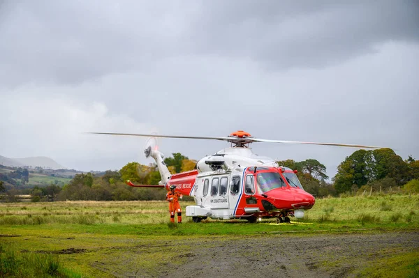 キルン スコットランド 10月18 2019 キリンの高地の村の給油所で英国Hm沿岸警備隊のヘリコプターの乗組員 — ストック写真