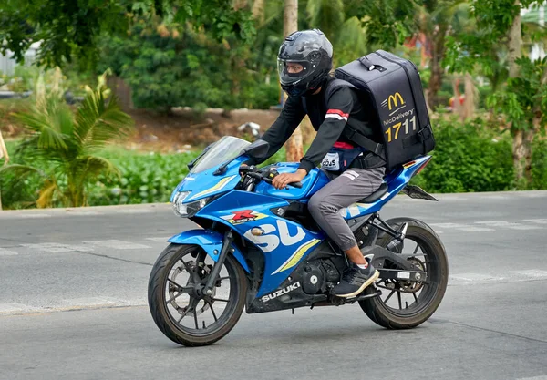 Courier Μοτοσικλέτας Στο Δρόμο Που Λαμβάνονται Στο Pathumthani Ταϊλάνδη Τον — Φωτογραφία Αρχείου