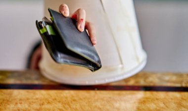 Küçük gizemli bir el cüzdan çalıyor..