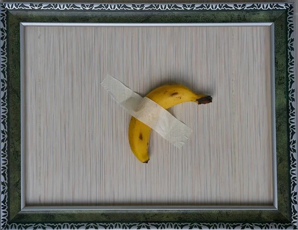 Une Banane Avec Morceau Ruban Adhésif Sur Mur Dans Cadre — Photo