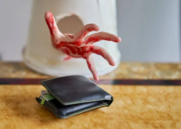 Küçük gizemli bir el cüzdan çalıyor..