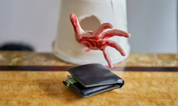 Küçük gizemli bir el cüzdan çalıyor..