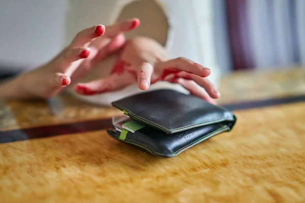 Küçük gizemli bir el cüzdan çalıyor..