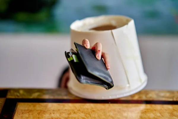 Küçük gizemli bir el cüzdan çalıyor..