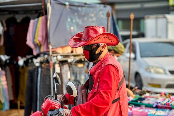 Hombre Una Motocicleta Con Sombrero Rojo Una Chaqueta Con Una — Foto de Stock