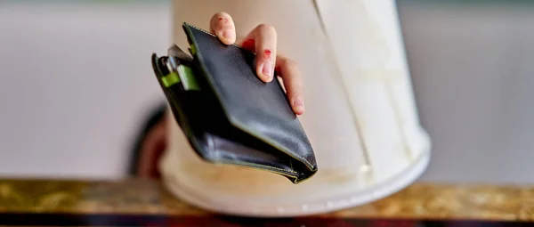 Küçük gizemli bir el cüzdan çalıyor..