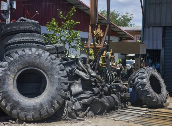 Eski kullanılmış lastik lastikleri, Mayıs 2020 'de Pathumthani, Tayland' da çekildi.                               
