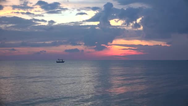 Een Vissersboot Oceaan Bij Zonsopgang Met Het Prachtige Geluid Van — Stockvideo