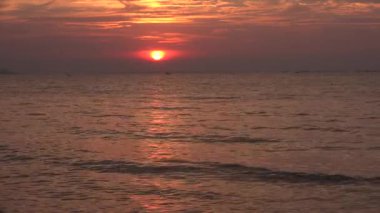 Okyanusun üzerinde gün doğumu ve turuncu gökyüzü.