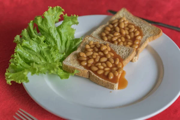 Fırında fasulye ve marul..