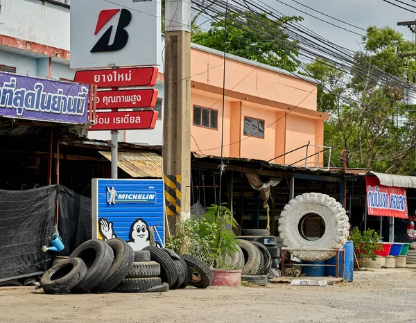 Tayland 'da yol kenarındaki bir garajın dışında kullanılmış lastik yığını..