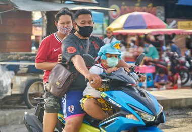 Mavi gökyüzünde beyaz bulutlu bir dronun odaksız görüntüsü..