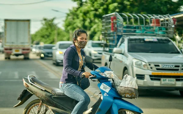 Mavi gökyüzünde beyaz bulutlu bir dronun odaksız görüntüsü..