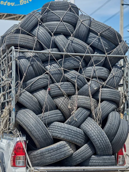 Aşırı yüklü bir kamyonun eski lastikleri..